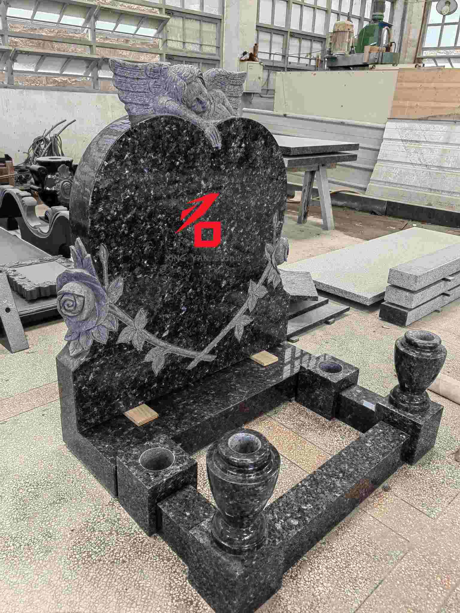 நீல முத்து கிரானைட் இதய வடிவிலான ஏஞ்சல் நினைவு கல்லறை