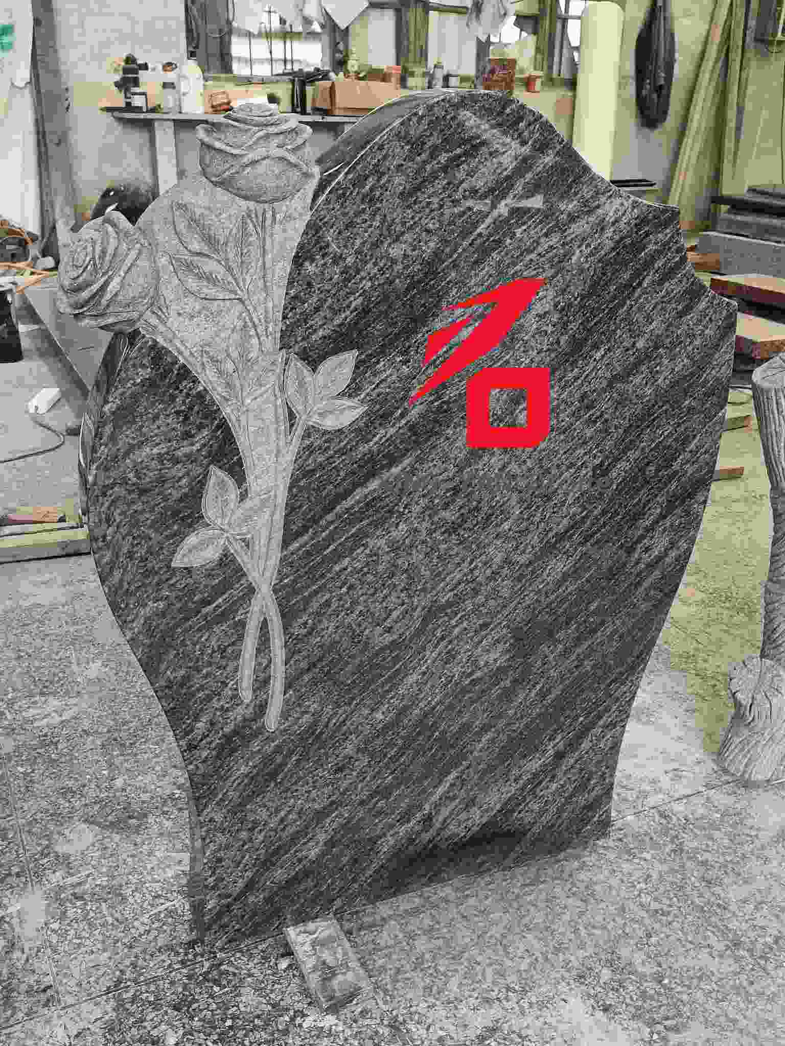 இதய வடிவிலான ரோஜா நினைவு கல்லறை