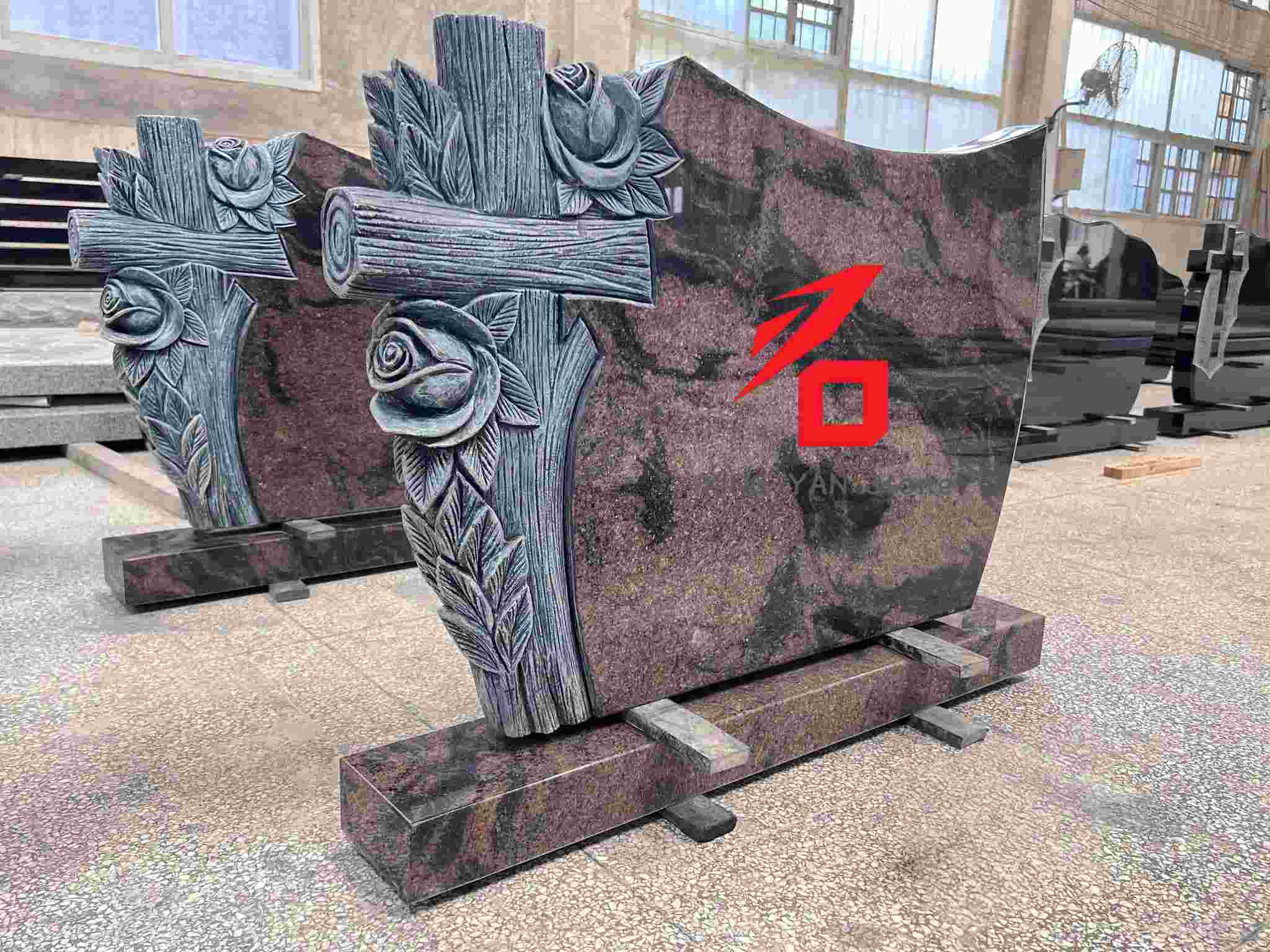 ரோஸ் அண்ட் கிராஸ் பேட்டர்ன் மெமோரியல் டூம்ப்ஸ்டோன்