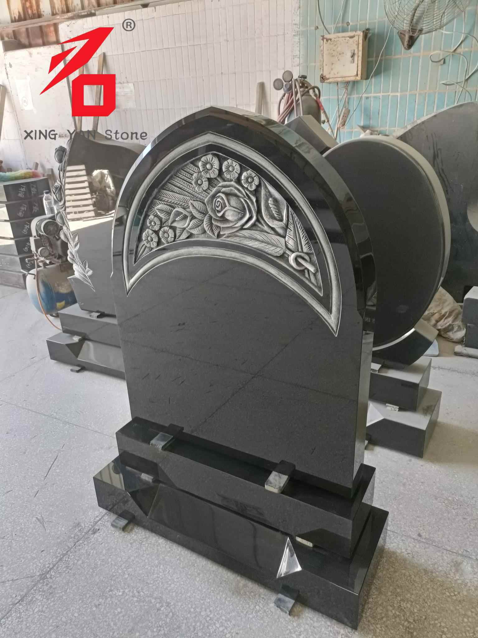 ரோஜா செதுக்கப்பட்ட கல்லறை, கருப்பு கிரானைட் வளைந்த கல்லறை